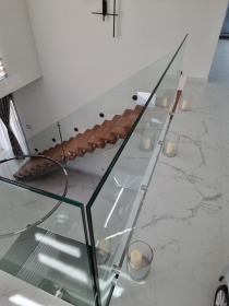 Τζαμένια κάγκελα