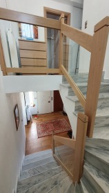 Κάγκελα ξύλινα με τζάμι