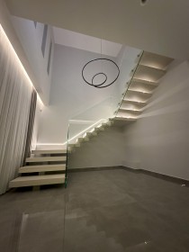 Γωνικακή σκάλα εσωτερικών χώρων