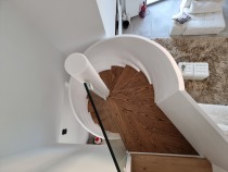 Σκάλα με ξύλινο στηθαίο