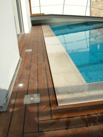 Deck σε πισίνα  