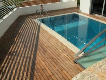 Deck σε πισίνα 